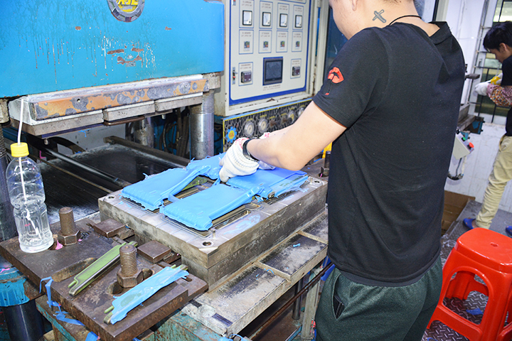 硅膠模壓成型的優點和缺點 硅膠模壓成型的優點和缺點